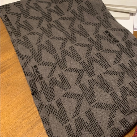 Michael Kors winter scarf - Picture 1 of 4